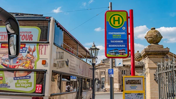 Toeristische Sightseeing Bus Staat Bij Het Busstation Het Historische Centrum — Stockfoto