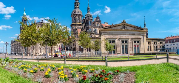 Dresden Şehir Merkezindeki Tarihi Turistik Merkezin Panoramik Manzarası Kutsal Üçleme — Stok fotoğraf