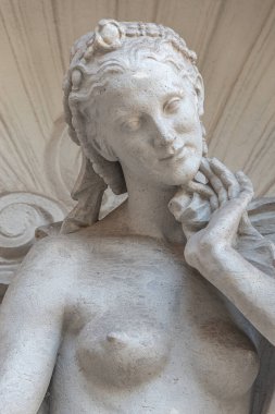 Almanya 'nın Dresden şehrinin tarihi ve müzelerindeki Zwinger bahçelerindeki çeşmede yıkanan şehvetli bir kadının heykeli.