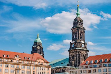 Bitki damgası, Kutsal Haç Kilisesi çanı ve saat kulesi. Güzel, modern Dresden 'in panoramik şehir manzarası. Almanya 'nın Dresden şehrinde tarihi, turistik ve alışveriş merkezi