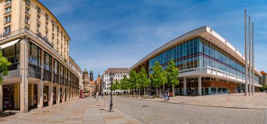 Dresden 'deki ana alışveriş caddesi, Central City kütüphanesi. Güzel, modern Dresden 'in panoramik şehir manzarası. Almanya 'nın Dresden şehrinde, güneşli bir günde ve mavi gökyüzünde tarihi, turistik ve alışveriş merkezi