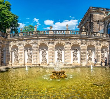 Zwinger Sarayı, bahçeler, heykeller ve fıskiyeler üzerine panoramik manzara, Almanya 'nın Dresden kentindeki tarihi ve müzelerde turistlerle birlikte.