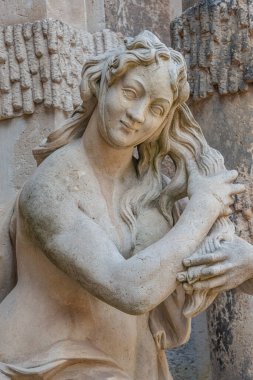 Almanya 'nın Dresden şehrinin tarihi ve müzelerindeki Zwinger bahçelerindeki çeşmede yıkanan şehvetli bir kadının heykeli.