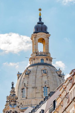 Dresden şehir merkezindeki Neumarkt Meydanı 'ndaki Meryem Ana Kilisesi. Yazın güneşli bir günde mavi gökyüzü, Almanya, ayrıntılar, yakın çekim.