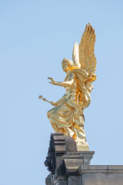 Dresden, Almanya 'nın merkezindeki merkezi tarihi binanın tepesinde savaşçı ve savunucu olarak bulunan altın bir meleğin eski heykeli.