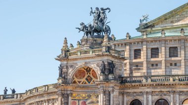 Dionis ve Aridna Quadriga 'nın eski heykeli, Almanya' nın Dresden şehrinde, mavi gökyüzünde, Devlet Opera Binası 'nın tepesinde dört panter var.