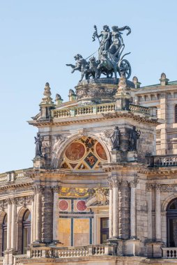 Dionis ve Aridna Quadriga 'nın eski heykeli, Almanya' nın Dresden şehrinde, mavi gökyüzünde, Devlet Opera Binası 'nın tepesinde dört panter var.