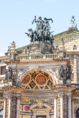 Dionis ve Aridna Quadriga 'nın eski heykeli. Almanya' nın Dresden kentindeki Devlet Opera Binası 'nın tepesinde dört panter var.