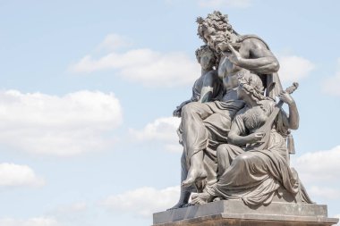 Almanya 'nın Dresden şehrinin tarihi merkezindeki Elbe Nehri kıyısındaki eski peri masalı şahsiyetleri.