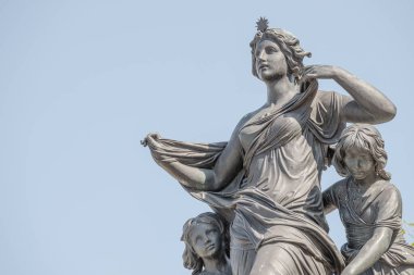 Almanya 'nın Dresden şehrinin tarihi merkezindeki Elbe Nehri kıyısındaki eski peri masalı şahsiyetleri.