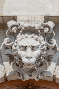 Dresden, Almanya 'nın merkezindeki tarihi merkezde antik bir aslan başı süsleme unsuru. Yaz mevsimi, yakın çekim, detaylar.