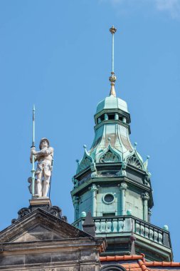 Kutsal Üçlü Katolik Katedrali, Dresden şehir merkezinde Hofkirche ve yazın güneşli bir günde mavi gökyüzü, Almanya, ayrıntılar, yakın çekim