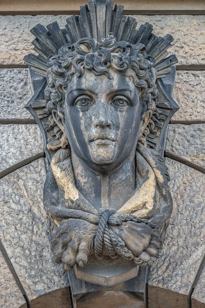 Old Relief Bar Keystone Building Arch Woman Face Historical Downtown — ストック写真