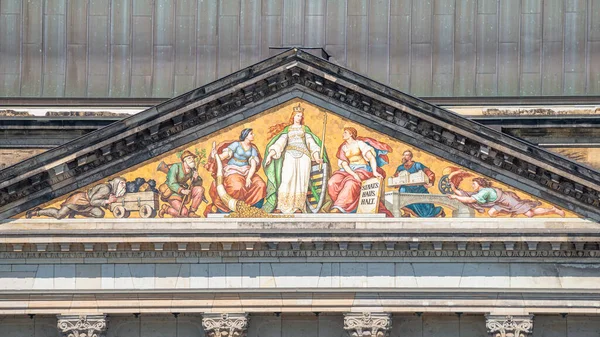 อาคารกระทรวงเม องหลวงของร ฐแซกโซน กระทรวงการคล วยภาพวาดโมเสคหล งคาเก ของฉากประว ศาสตร เดรสเดน เยอรม — ภาพถ่ายสต็อก