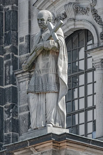 Altes Priesterstatut Mit Kreuz Der Dreifaltigkeitskathedrale Historische Innenstadt Und Innenstadt — Stockfoto
