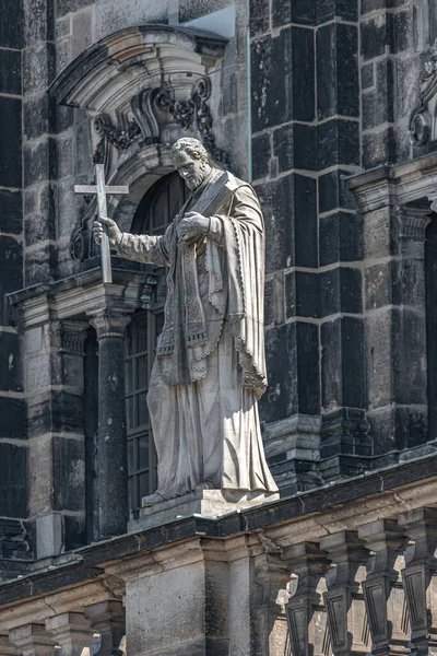 Old Statute Priest Cross Cathedral Holy Trinity Historical Downtown City — Stockfoto