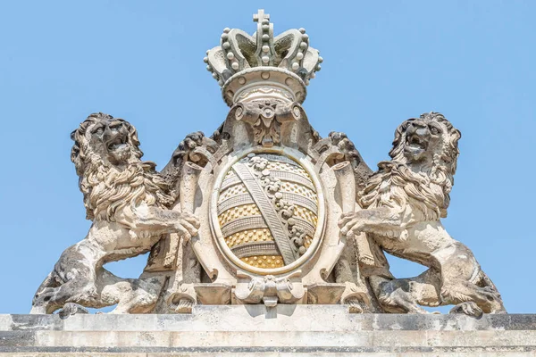 Dresden, Almanya 'nın merkezindeki tarihi merkezde iki korkunç aslanın kraliyet armasını, kalkanını ve kocakarısını koruyan kadim süsleme unsuru.