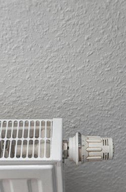 Ev ısıtma bataryası, maksimum ısıtma gücü ayarlı ve kadranında fotokopi alanı ile ayarlanmış. Evlerde enerji tüketimi kavramı