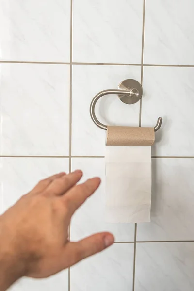 Man Hand Trying Take Last Piece Toilet Paper Roll Bathroom — Stockfoto
