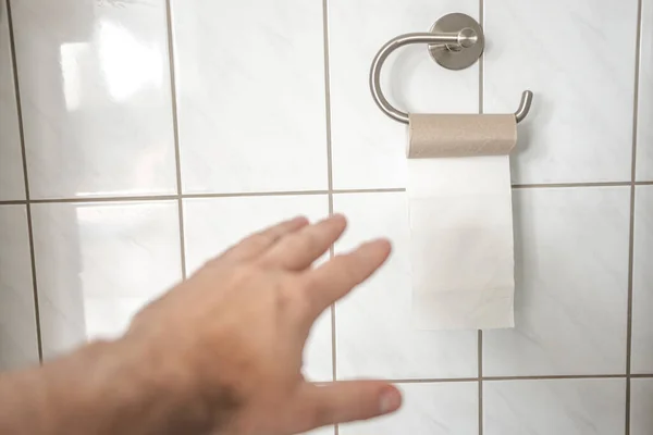 Man Hand Trying Take Last Piece Toilet Paper Roll Bathroom — Stockfoto