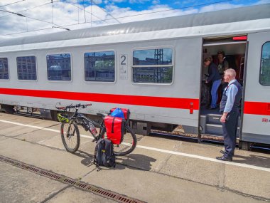 Alman trenleriyle dolu bir dağ bisikletiyle seyahat etmek.