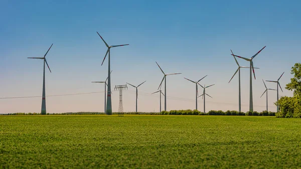 Beautiful Farm Landscape Agricultural Field Wind Turbines Produce Green Energy — Stock Photo, Image