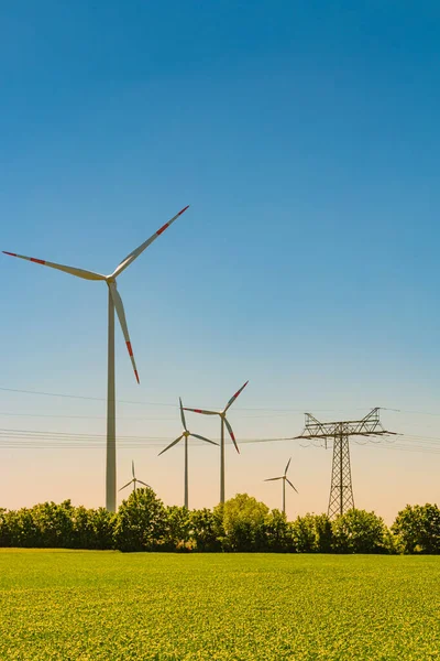 Prachtige Boerderij Landschap Met Landbouwveld Windturbines Voor Productie Van Groene — Stockfoto