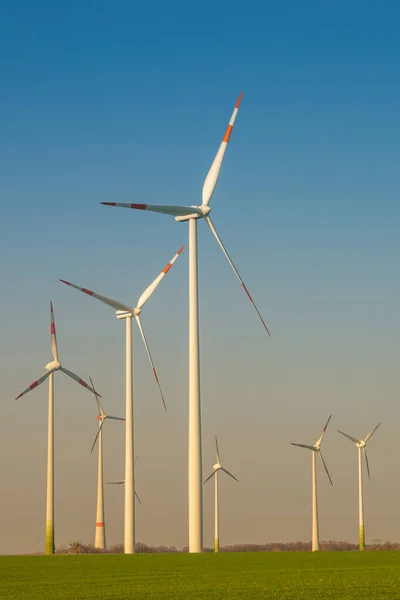 一组大型风力涡轮机发电 绿色环保能源在蓝天与日落温暖的色彩在欧洲 绿色可持续能源生产的概念 — 图库照片
