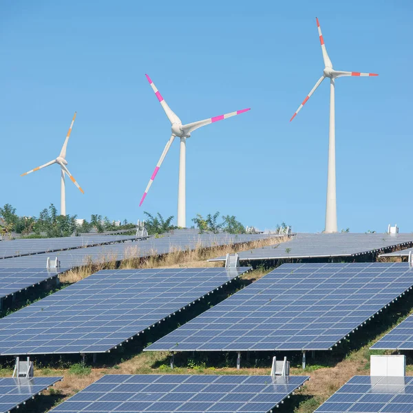 Big Solar Power Plant Giant Wind Turbines Universal Green Ecofriendly — Φωτογραφία Αρχείου