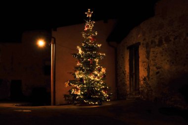 Savosa, Canton Ticino, İsviçre - 13 Aralık 2021: Eski Savosa kasabasında bir Noel ağacının gece çekimi.