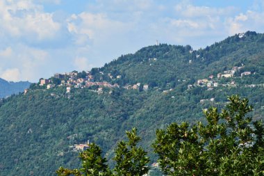 Panoramik bir bakış açısıyla Brunate 'nin şehir manzarası.