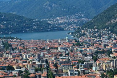Como 'nun şehir manzarası Goj Dağı' ndaki panoramik bir bakış açısından.