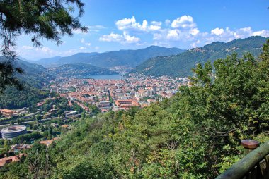 Como 'nun şehir manzarası Goj Dağı' ndaki panoramik bir bakış açısından.