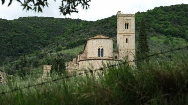 İtalya 'nın Toskana eyaletinin Siena ilçesine bağlı Montalcino belediyesine bağlı Aziz Antimo Manastırı.