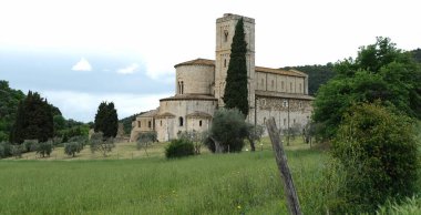 İtalya 'nın Toskana eyaletinin Siena ilçesine bağlı Montalcino belediyesine bağlı Aziz Antimo Manastırı.