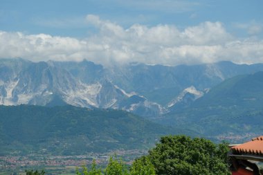 Apuane Alpleri, İtalya 'nın Ligurya eyaletinin La Spezia eyaletinde yer alan Ameglia belediyesinde, Montemarcello' da panoramik bir manzaraya sahiptir..