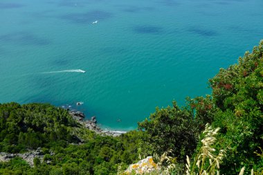 Ligurian Denizi deniz manzarası Montemarcello 'da, La Spezia, İtalya' nın Liguria eyaletinde yer alan Ameglia belediyesinde,.