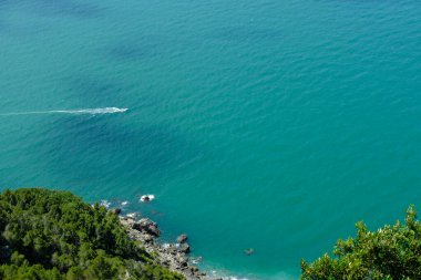 Ligurian Denizi deniz manzarası Montemarcello 'da, La Spezia, İtalya' nın Liguria eyaletinde yer alan Ameglia belediyesinde,.