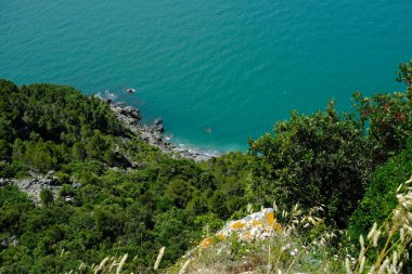 Ligurian Denizi deniz manzarası Montemarcello 'da, La Spezia, İtalya' nın Liguria eyaletinde yer alan Ameglia belediyesinde,.