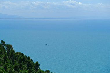 Ligurya Denizi 'ne panoramik bir bakış açısıyla bakıldığında Montemarcello, La Spezia, Liguria, İtalya.