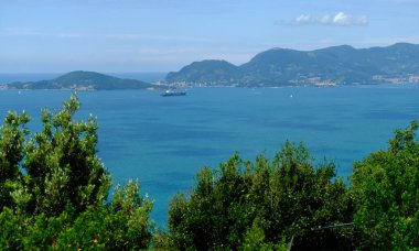 Ligurya Denizi 'ne panoramik bir bakış açısıyla bakıldığında Montemarcello, La Spezia, Liguria, İtalya.