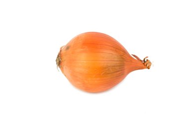 Beyaz arkaplanda izole edilmiş sarı soğan