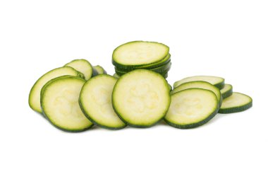 yeşil kabak dilimleri halinde kesilmiş.