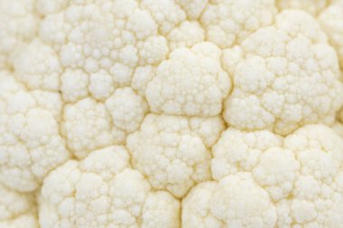 Beyaz arka planda izole edilmiş taze karnabahar.