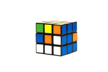 Beyaz bir arka plan üzerinde Rubik küpü
