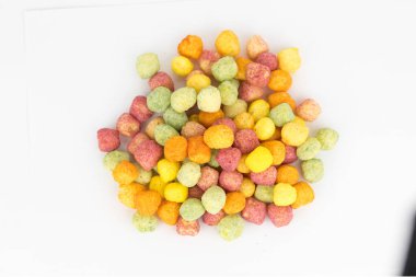 Renkli gevrek mısır gevreği topları.