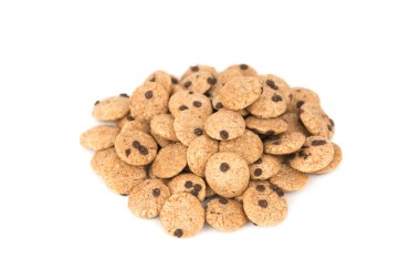 Beyaz arka planda çikolatalı ve çilekli mısır gevrekleri.