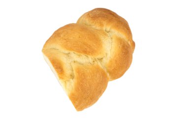 Beyaz arka planda ev yapımı challah 'ın yarısı izole edilmiş.