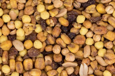 Kızarmış çerez karışımı - mısır, fındık, kuru üzüm