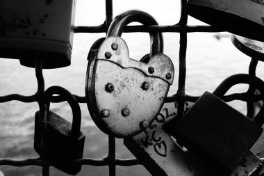 Köprü kilitler love